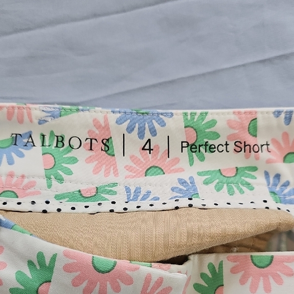 Floral Patterned Shorts - Picture 2 of 12